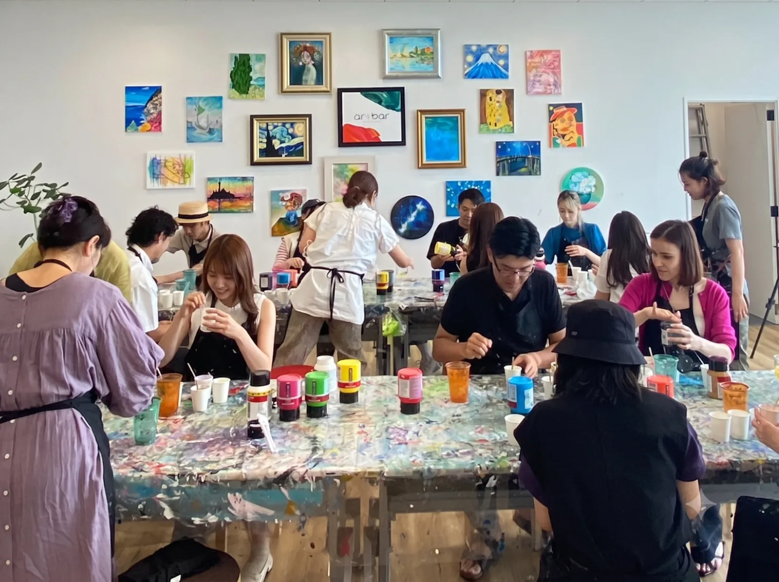 Artbarのクラスでたらし込みアートを制作する参加者