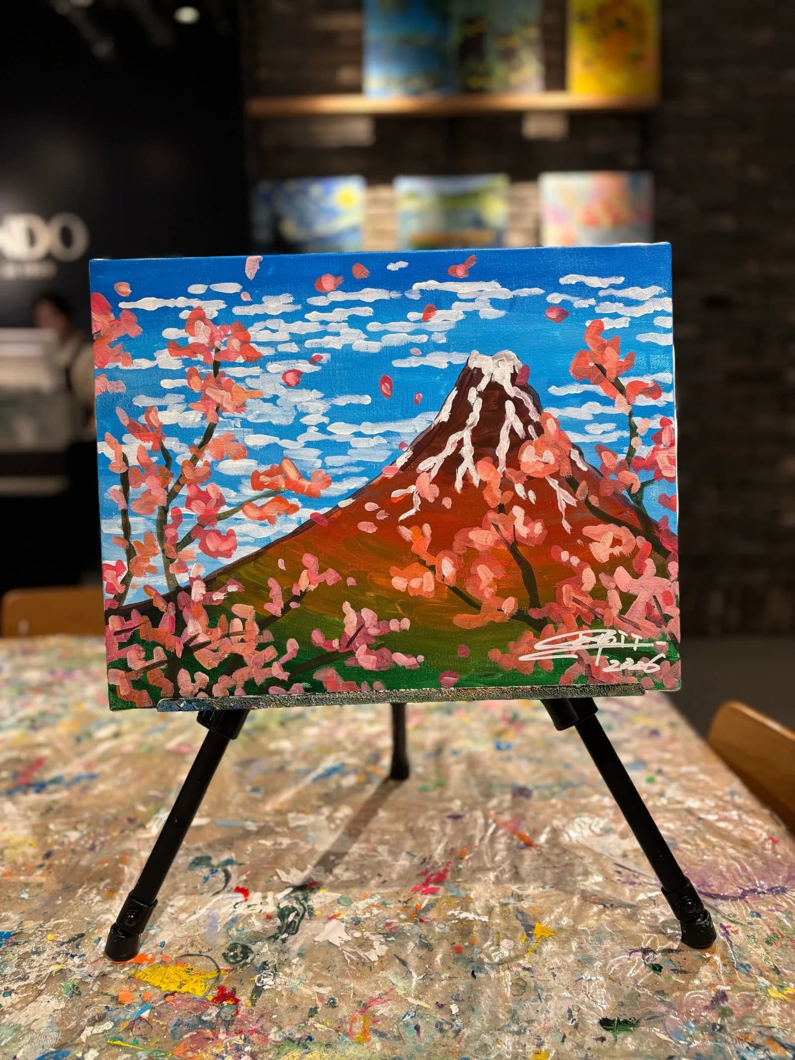 イーゼルに飾られた富士山の完成作品