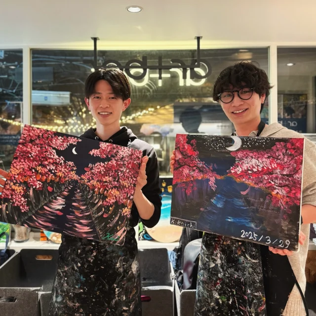 「中目黒の桜」のセッションで生まれた、全く違う２つの傑作！🖼️✨

今年の桜は楽しめましたか？🌸🌸

散ってしまう前に、@artbartoykoの春限定セッションで、あなただけの思い出をキャンバスに残しませんか？🧑‍🎨🧑‍🎨

Same Nakameguro cherry blossoms—two totally unique masterpieces! 🖼️✨ 

How have you been enjoying the sakura season? 🌸

Don’t let the magic fade just yet—join our spring-limited sessions and take home a blooming memory of your own! 🧑‍🎨🧑‍🎨

#ArtBarTokyo #paintandsip #NakameguroSakura #TokyoArtClass #CherryBlossomMemories #TokyoSpring #アートバー東京 #中目黒桜 #東京アート体験 #桜の思い出 #東京の春 #男子会