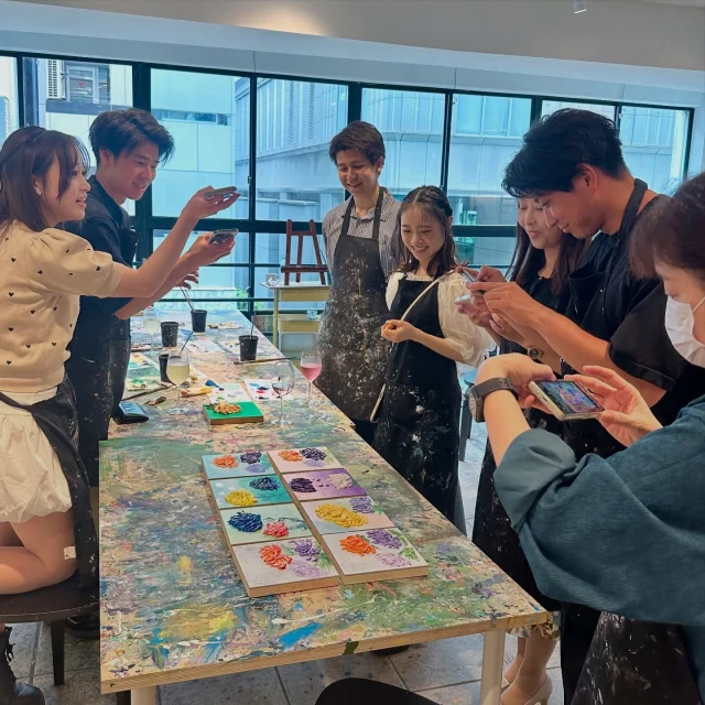 小学校以来、絵なんて描いてない？大丈夫です☺️

経験は一切不要。ふらっと来て、ワインを飲みながら、あなただけのアートを楽しく作りましょう。

スタジオはいつもリラックスした雰囲気。うまい・下手は関係なしで、みんなが楽しめる場所です！

Haven’t painted since grade school? No problem ☺️

You don’t need any experience to join. Just show up, sip, and have fun creating something uniquely yours.

It’s always good vibes in our studios, no judgement!

#artbartokyo #tokyopainting #tokyopaintandsip #tokyothingstodo #tokyoexperience #アートバー東京 #デートスポット #お出かけスポット #誕生日会