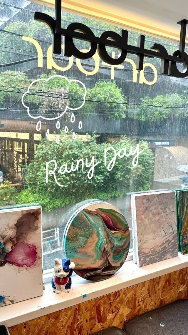 雨が多かったけど、その分きれいな花が咲きましたね！🌸🌷🪻

雨で外の予定がキャンセル？そんな日は、ワインを飲みながらペイントして楽しく過ごそう！

どの花を描きたいですか？

April showers brought lots of May flowers 🌸🌷🪻

Rainy day put a damper on your outdoor plans? Come sip, paint, and turn the gloom to bloom with us! 

Which flowers you want to paint?